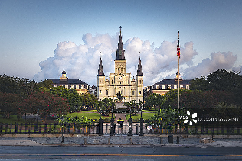 晨曦中的新奥尔良圣路易斯教堂图片素材