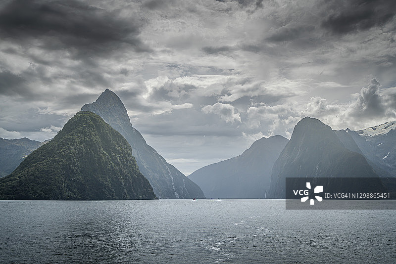 新西兰米尔福德峡湾山脉图片素材