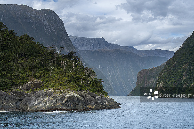 新西兰米尔福德峡湾山脉图片素材