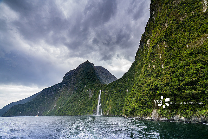 新西兰南岛米尔福德峡湾斯特林瀑布图片素材