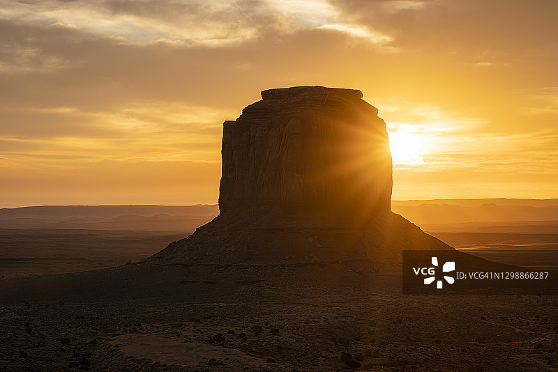日出时分的梅里克孤丘，纪念碑谷，美国亚利桑那州图片素材
