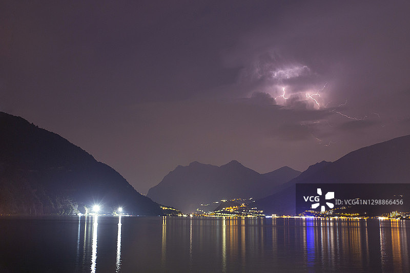 意大利苏尔扎诺湖上的雷暴图片素材