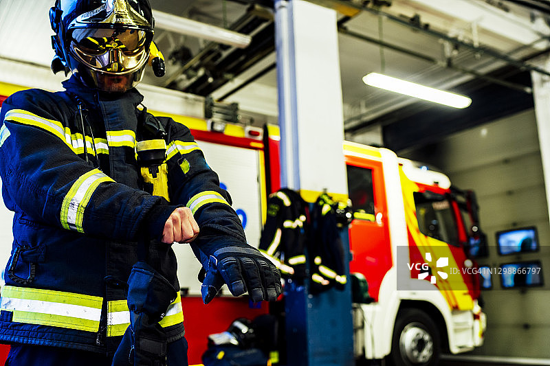 消防员戴手套准备出警图片素材