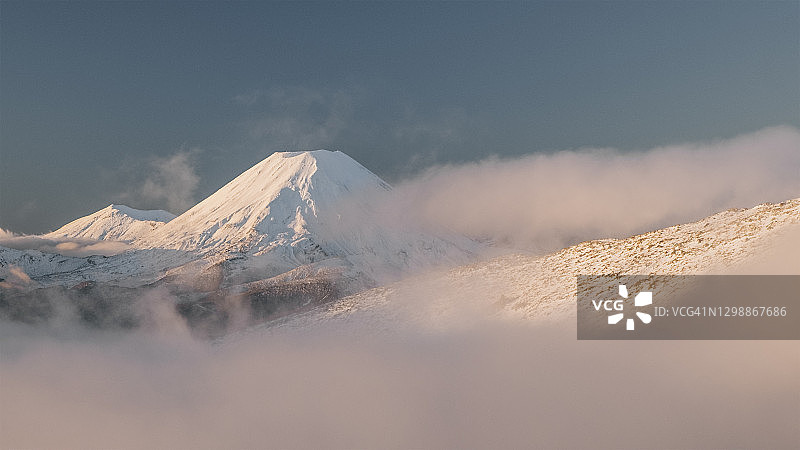 新西兰汤加里罗国家公园的瑙鲁霍伊火山图片素材