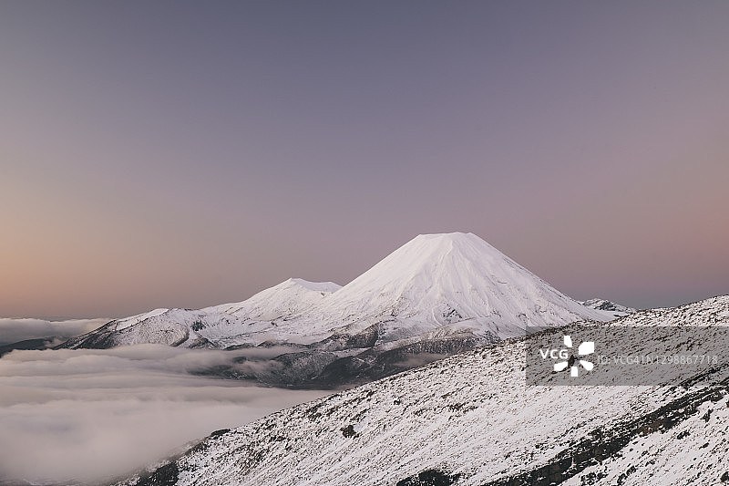 汤加里罗国家公园：瑙鲁赫伊山冬日粉彩图片素材