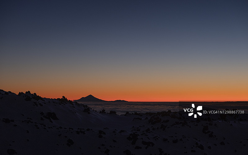 新西兰汤加里罗国家公园黄昏时分云海之上的塔拉纳基山图片素材