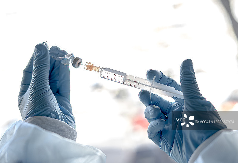 医生准备用于疫苗接种的注射器图片素材