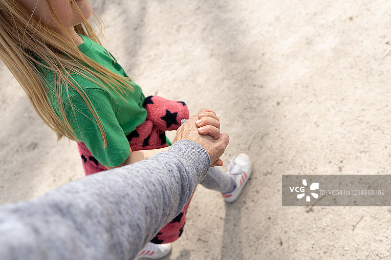 俯视视角：年轻金发女孩手牵手图片素材