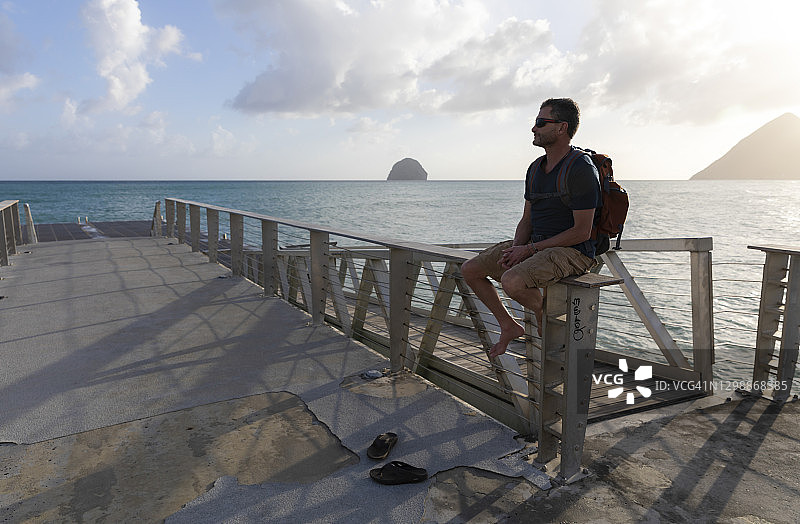 中年白人在马提尼克阿莱角码头放松图片素材