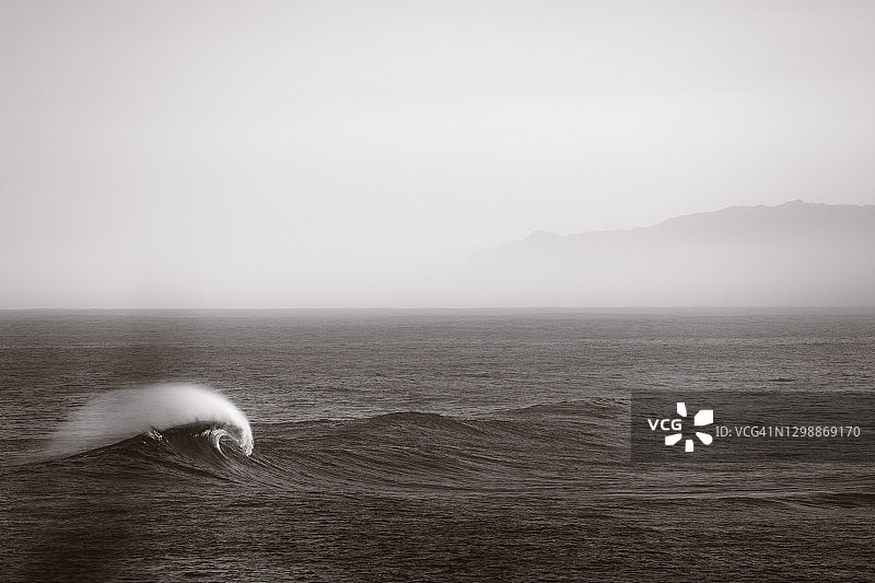 加那利群岛海滩上的完美海浪图片素材