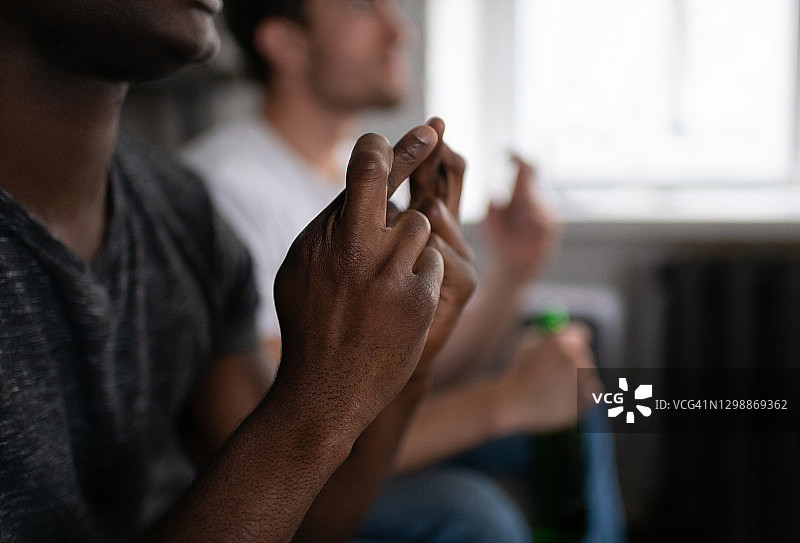 裁剪后的黑人男子和朋友一起憧憬目标图片素材