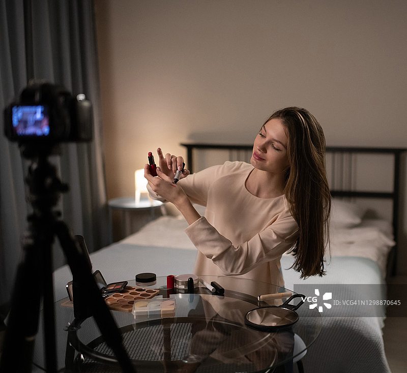 年轻美妆博主试口红图片素材