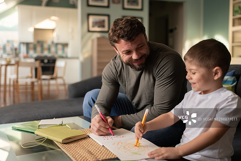 快乐的父子一起画画图片素材