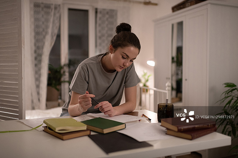 学生做作业和阅读笔记图片素材