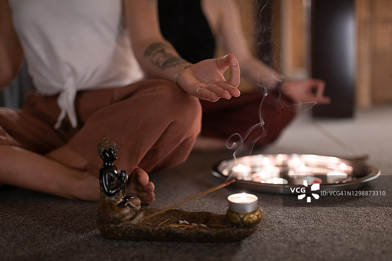 女子在香和蜡烛旁冥想图片素材