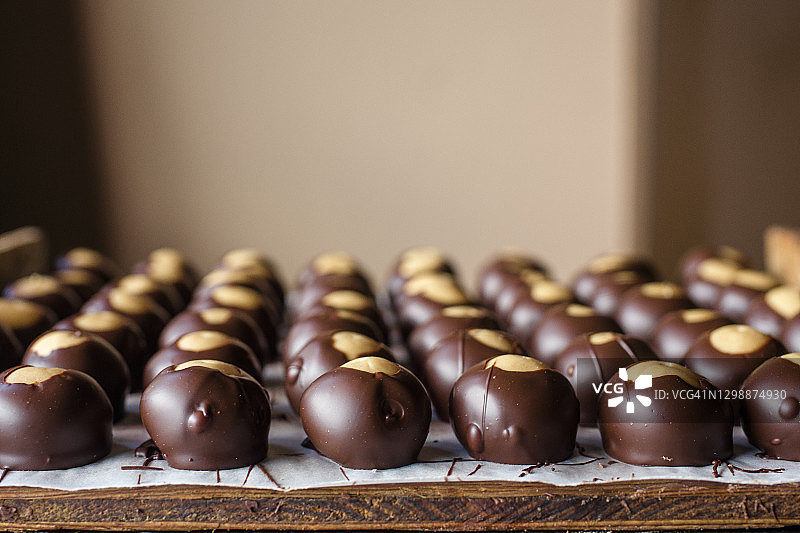 整齐排列在木板上的巧克力糖果图片素材