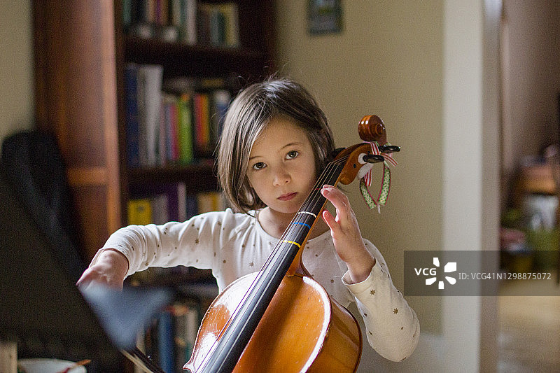 认真练习大提琴的小女孩图片素材
