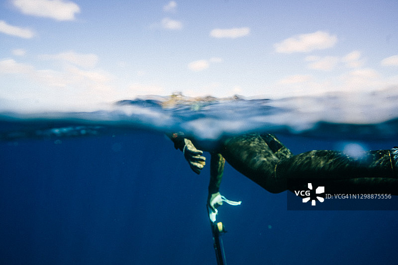 手持鱼枪游泳的渔夫图片素材