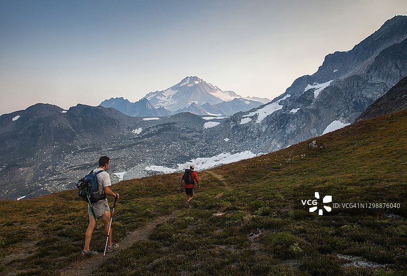 两名徒步旅行者攀登华盛顿冰川峰图片素材