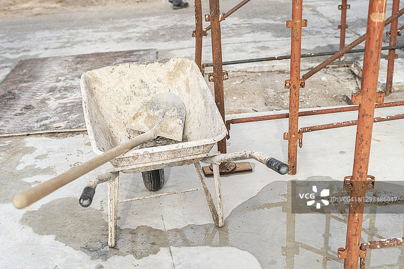 建筑工地上的手推车-建筑概念图片素材