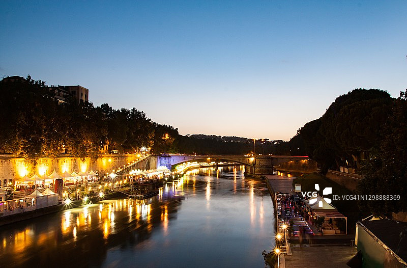 罗马台伯河夜景图片素材
