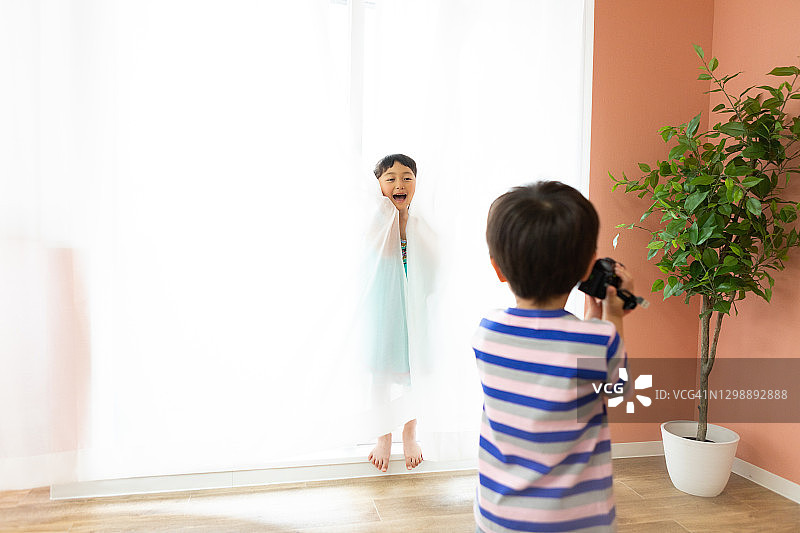 男孩拍摄视频，女孩担任模特图片素材