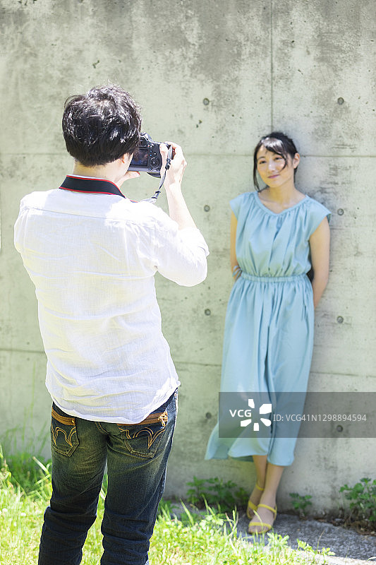 公园情侣合影图片素材