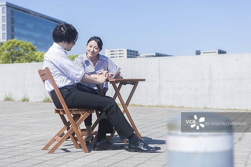 户外男女相遇图片素材