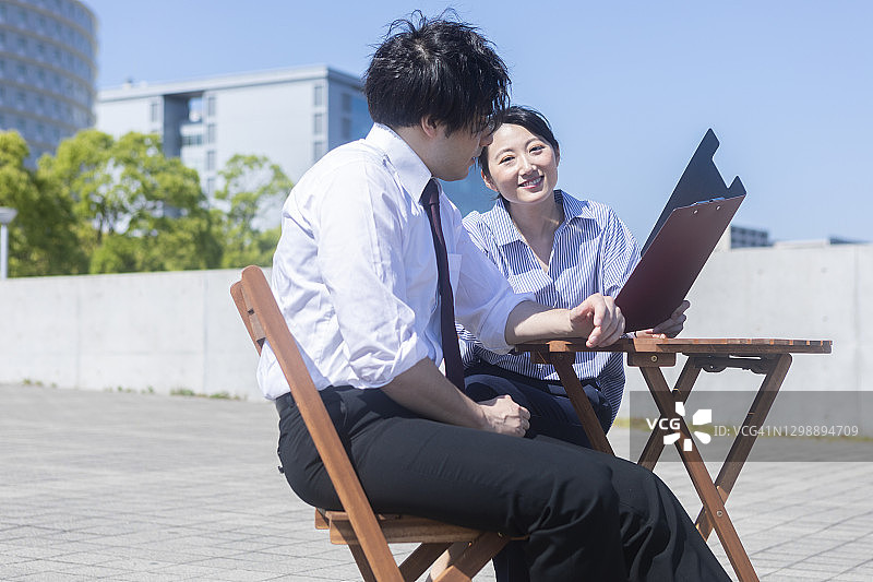 户外男女相遇图片素材