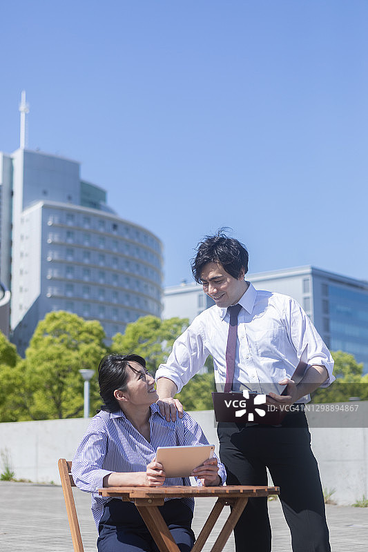 户外男女相遇图片素材