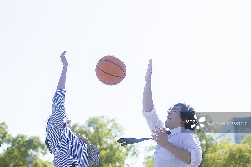 打篮球的男女图片素材