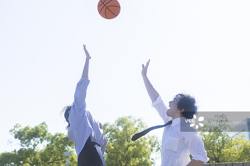 打篮球的男女图片素材