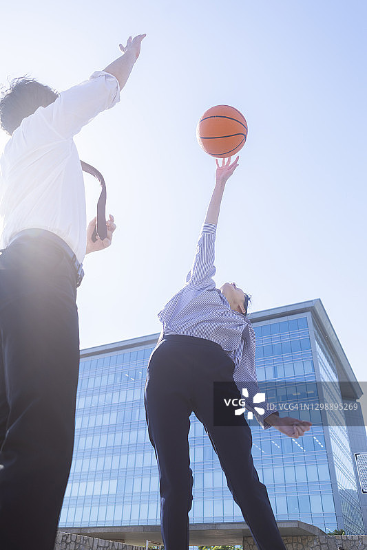 打篮球的男女图片素材