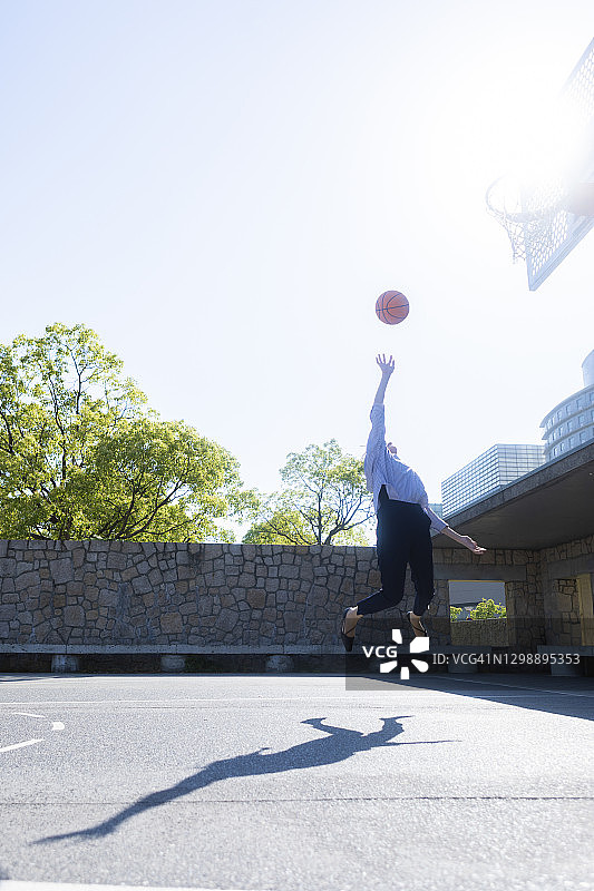 在公园打篮球的女人图片素材