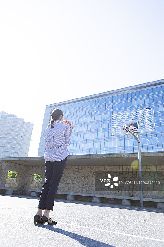 在公园打篮球的女人图片素材