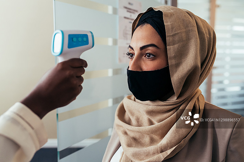 正在测体温的女人图片素材