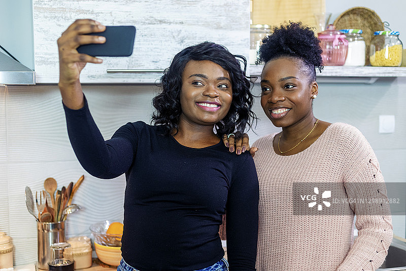 年轻女子在厨房自拍图片素材