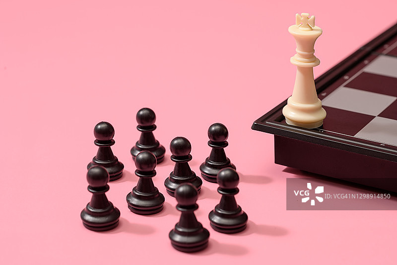 国王站在奴隶面前图片素材