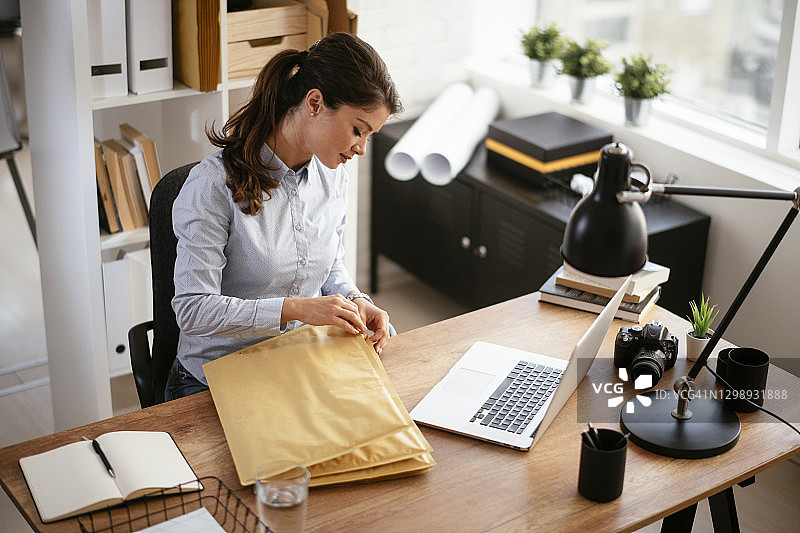 正在发送包裹的职业女性图片素材