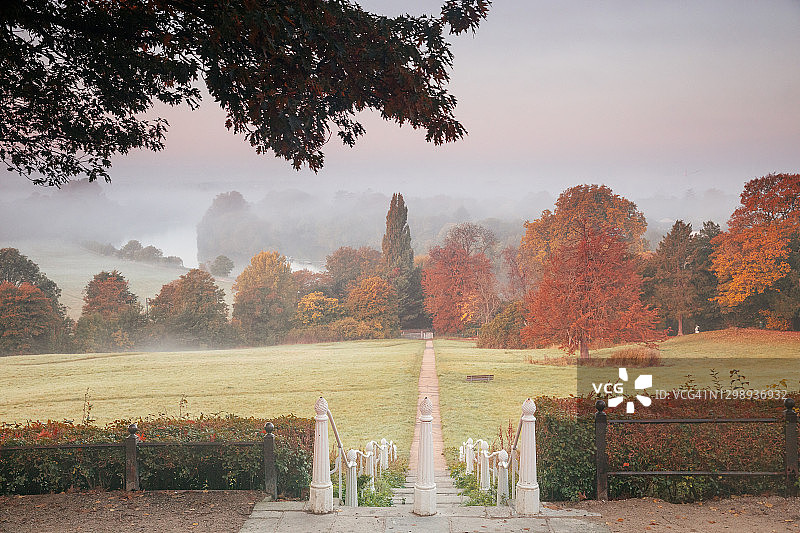 里士满山的秋日薄雾日出图片素材