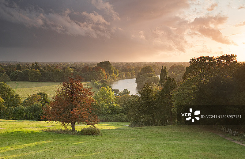 里士满山的秋日落日图片素材