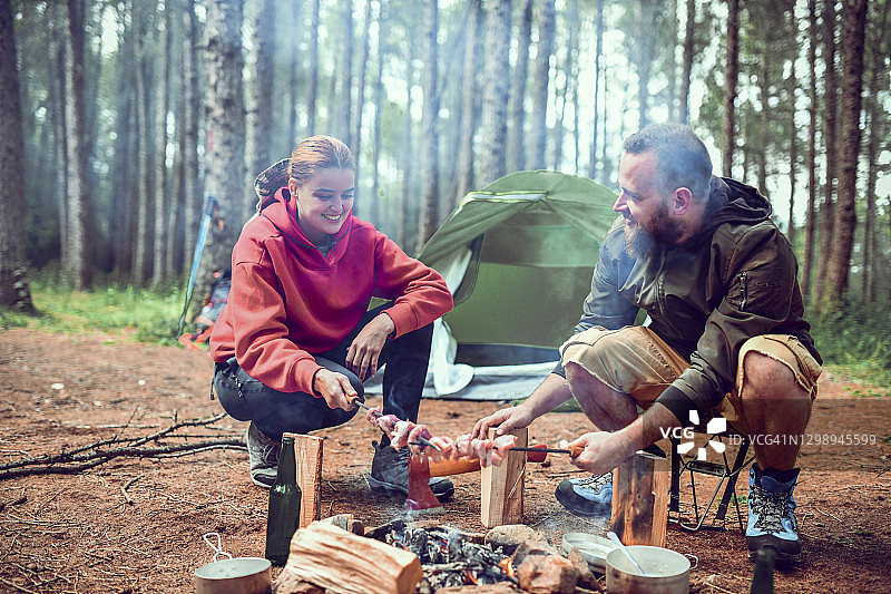 森林情侣烧烤晚餐图片素材