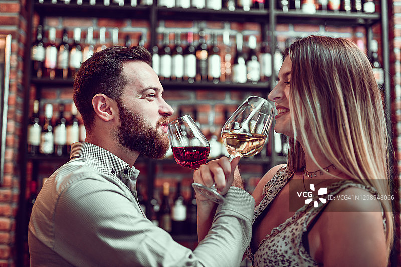 情侣共享浪漫与美酒图片素材