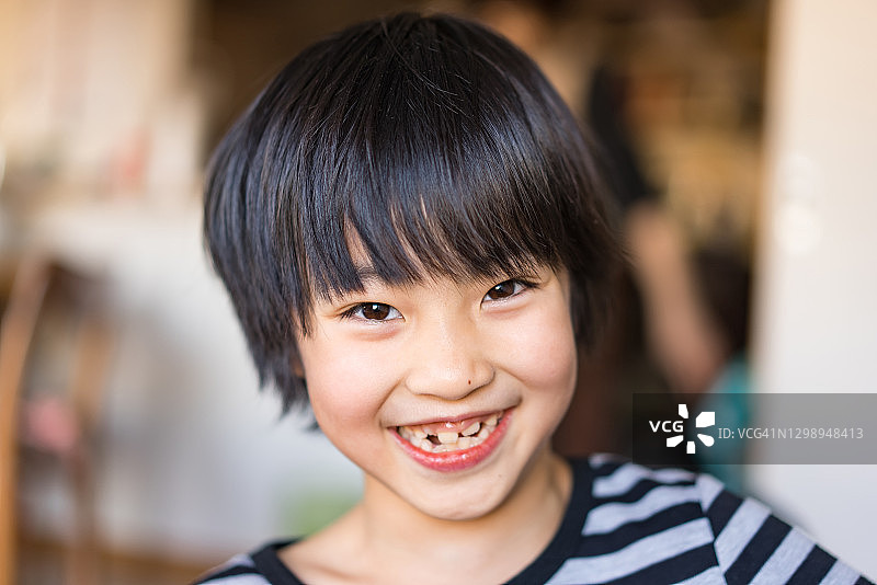 在家的亚洲女孩图片素材