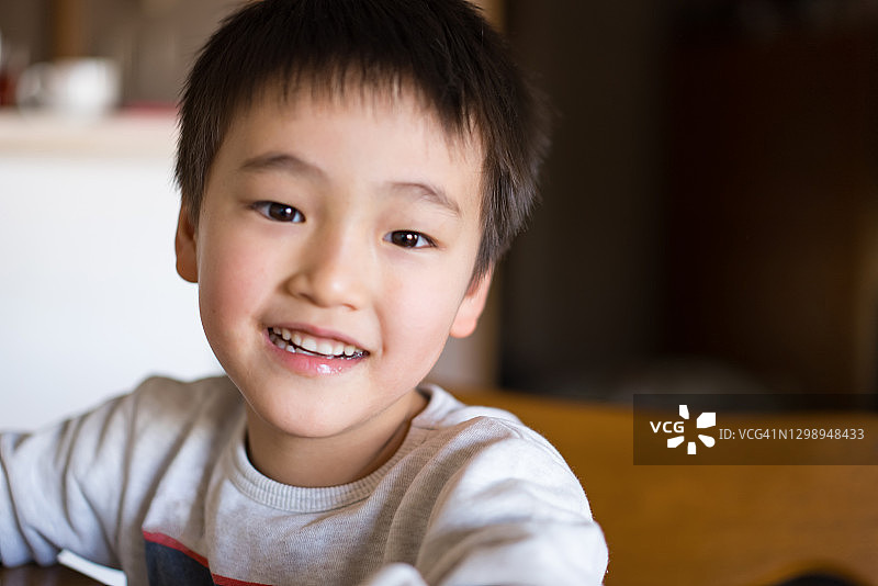 在家里的亚洲男孩图片素材