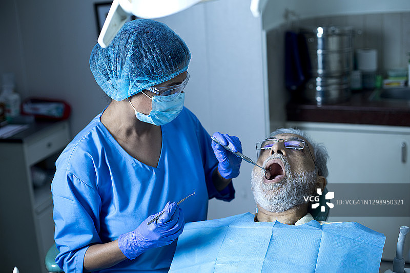 牙医为老人诊疗图片素材