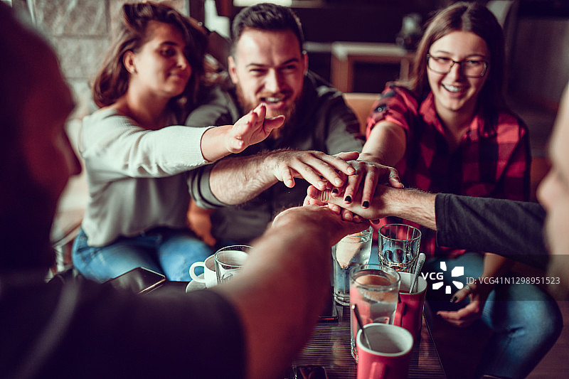 朋友们在咖啡时间表达团队合作图片素材