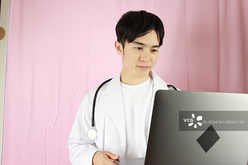 在线男医生提供的远程医疗服务图片素材