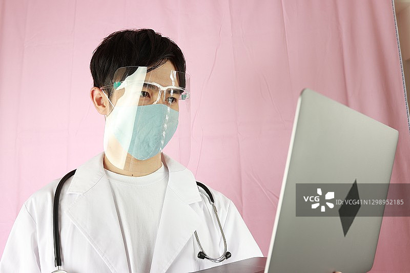 在线男医生提供的远程医疗服务图片素材