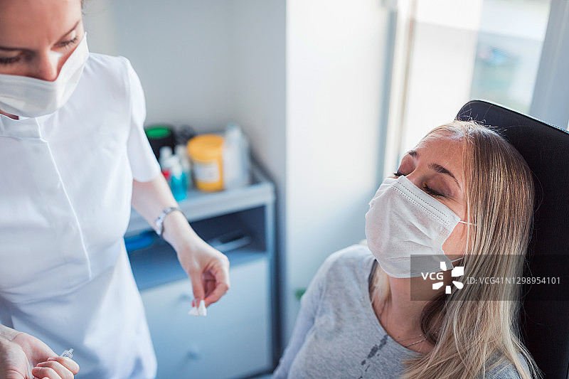 新冠疫情期间去看医生的女人图片素材